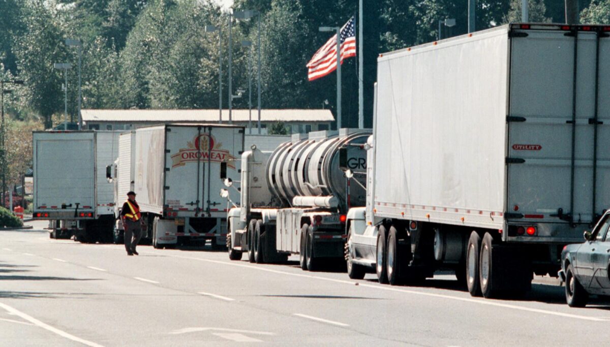 Les camionneurs qui empruntent le poste frontalier pacific highway à Surrey, dans le Sud.C. de Vancouver, font face à une attente pouvant aller jusqu’à cinq heures en raison des contrôles de sécurité accrus à tous les postes frontaliers le 12 septembre 2001. (La Presse canadienne/Richard Lam)