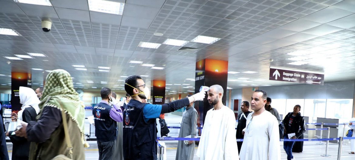Photo Khaled Abdul Wahab<br />Voyageurs arrivant à l'aéroport de Louxor, en Egypte, sont testés pour les symptomes du coronavirus