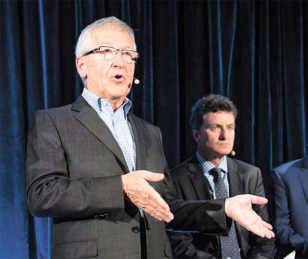 Jean-Pierre Léger, fondateur de St-Hubert, avec Bill Gregson, PDG de Cara, lors de l’achat de la rôtisserie.