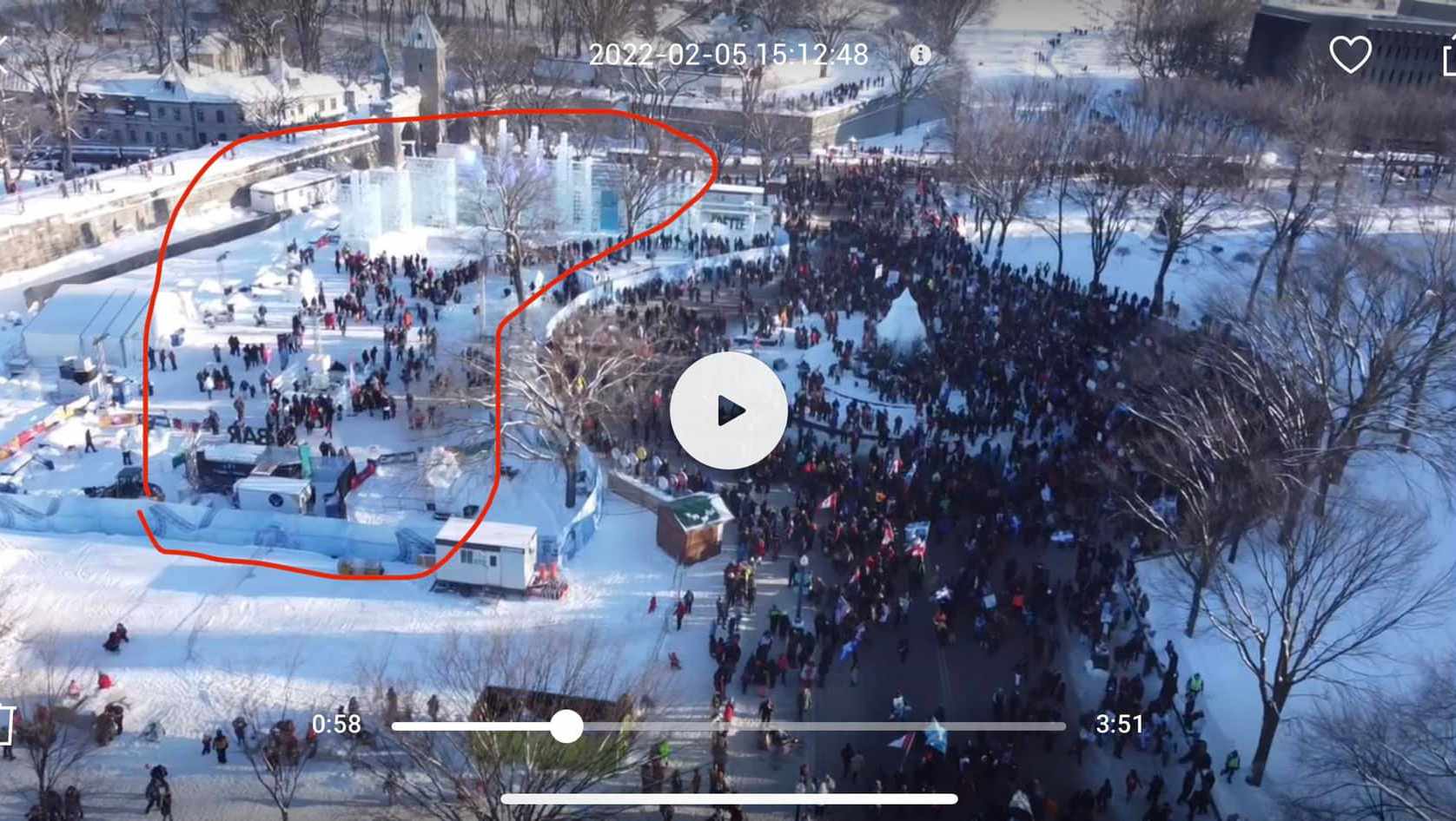 la-foule-devant-le-parlement-a-la-manif-du-6-fevrier-2022-a-quebec-devant-le-carnaval-a-peu-pres-vide.jpg